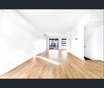 Spacious & Versatile Three-Bedroom Home – Utilities Included - Photo 2
