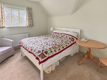 3 bedroom character property to rent - Photo 5