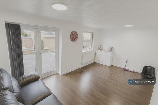 4 bedroom detached house to rent - Photo 1