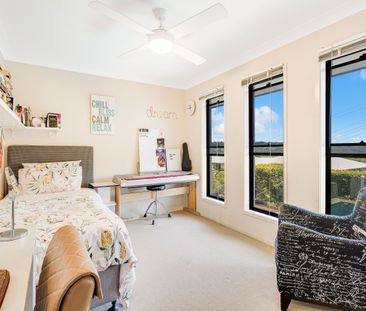 Modern Family Home with Pool - Pet Friendly - Photo 3