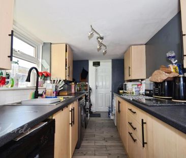 3 bedroom terraced house to rent - Photo 5