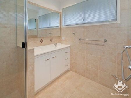 Dual living home in convenient location - Photo 3