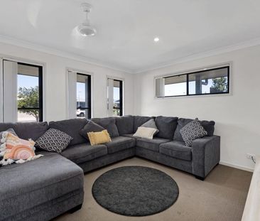 Spacious 4-Bedroom, 2-Living Gem with Solar - Photo 2