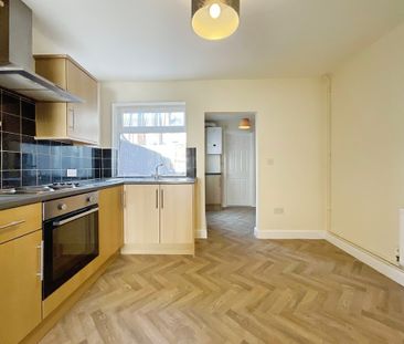 2 bedroom Mid Terraced House to let - Photo 5
