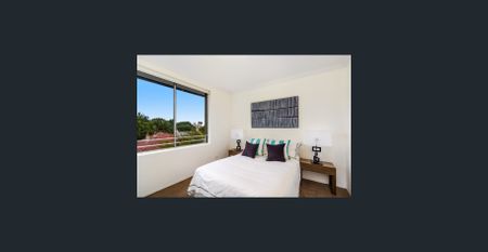 Sun-filled and north facing top floor apartment - Photo 2