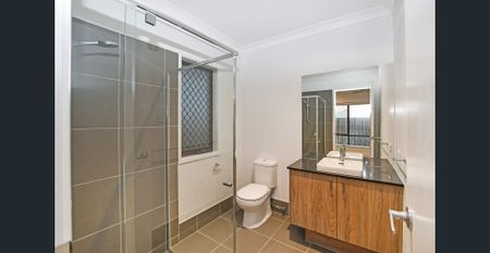 Spacious Home with Ducted Air Con - Photo 2