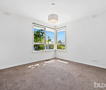 Spacious 3 bedroom family home with established gardens - Photo 2
