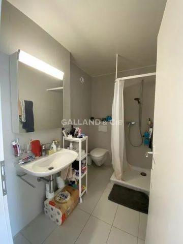 Appartement de 3½ pièces dans les combles avec un magnifique balcon baignoire. - Photo 4