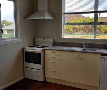 Sunny Three Bedroom Home - Photo 3