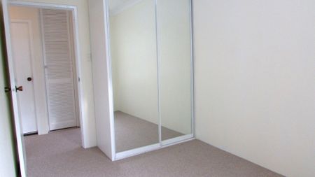 Renovated 2 Bedroom Apartment with lock up garage - Photo 5