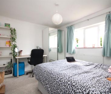 4 bedroom semi-detached house to rent - Photo 4