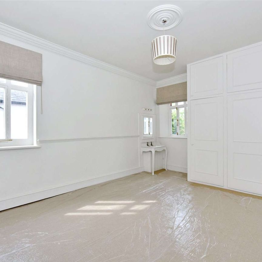Situated in the heart of picturesque Bray Village, an elegant period house with gated off- street parking and a lovely private garden. - Photo 1