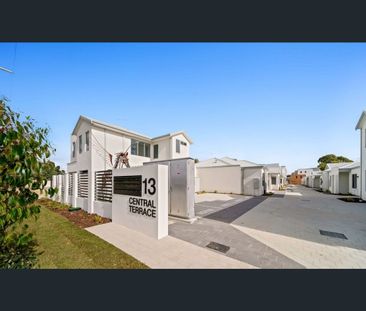 BRAND NEW - Newly built house in Beckenham! 3 bedrooms x 2 bathroom... - Photo 1