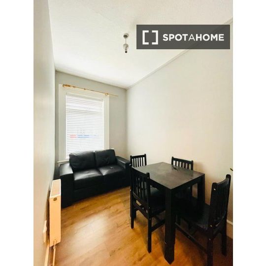 Bed for rent in 2-bedroom apartment in Inchicore, Dublin - Photo 1