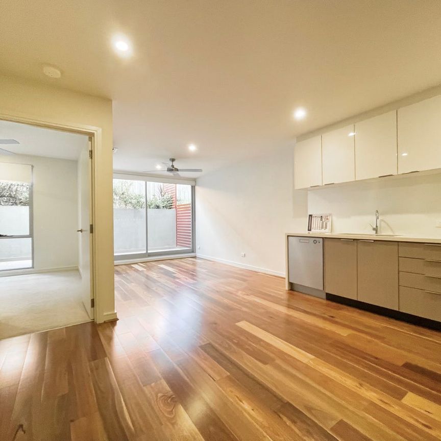 Spacious 2 Bedroom 2 Bathroom 1 Carpark Apartment walking distance to Deakin University. - Photo 1