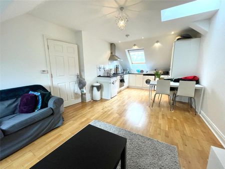 A light and bright top floor well presented apartment. Situated in a quiet location one mile from Headington High Street with local amenities. - Photo 4