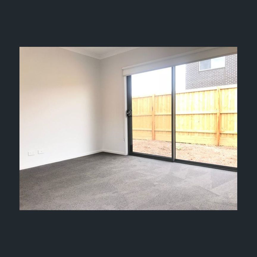 Beautiful 4-Bedroom Family Home in Riverdale Village - Photo 1