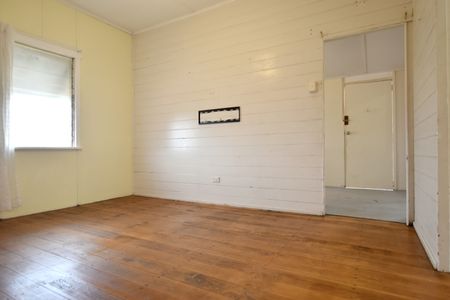 :: COSY TWO BEDROOM COTTAGE IN GLADSTONE CBD - Photo 2