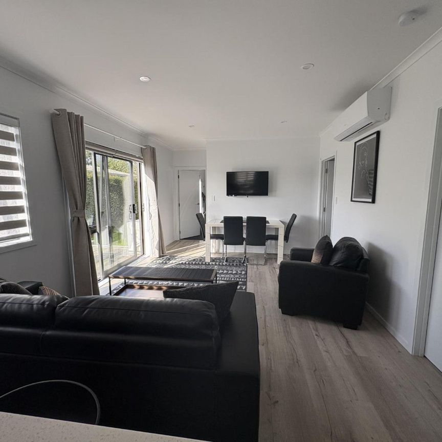 Hot on Hibiscus - Photo 1