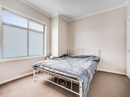 LIGHT, BRIGHT AND GREAT LOCATION - Photo 4