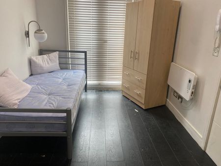 Studio Flat, Culverley Road, SE6 - Photo 2