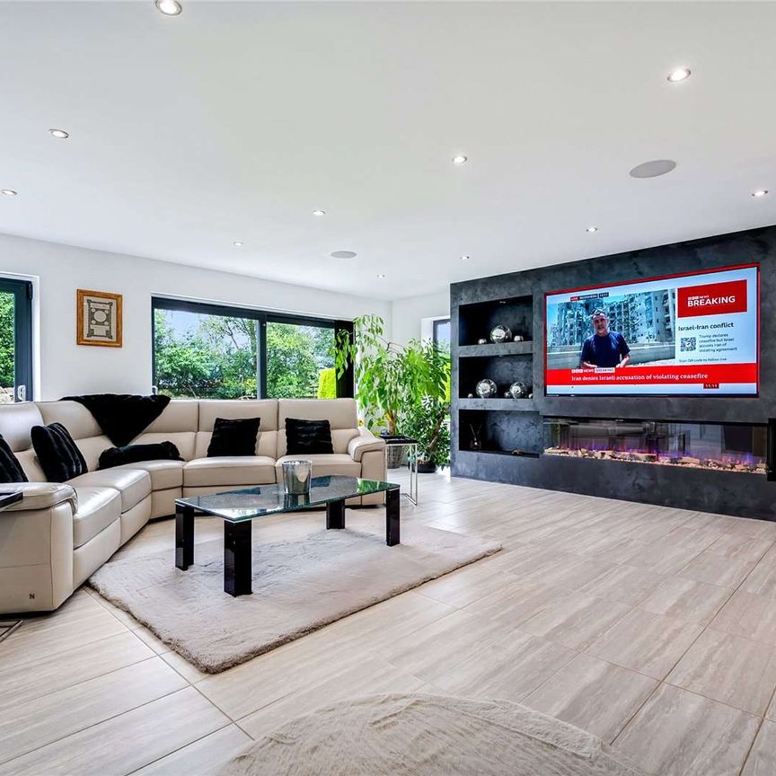 An exceptional architect designed residence set within a 0.75 acre plot, enjoying far-reaching countryside views and offering 3156 sq ft of contemporary living through. - Photo 1