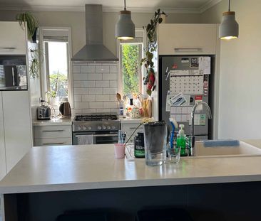 Short Term 3 Bedroom, 2 Bathroom Home - Photo 4