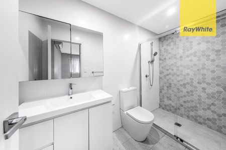 MODERN TWO BEDROOM APARTMENT IN PRIME LOCATION WITH GARDEN ASPECT - Photo 4