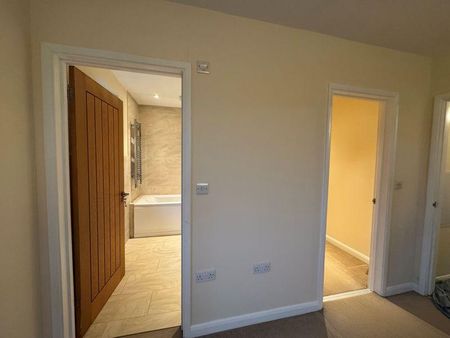 4 bedroom detached house to rent - Photo 4