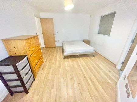 1 bedroom in a flat share to rent - Photo 2