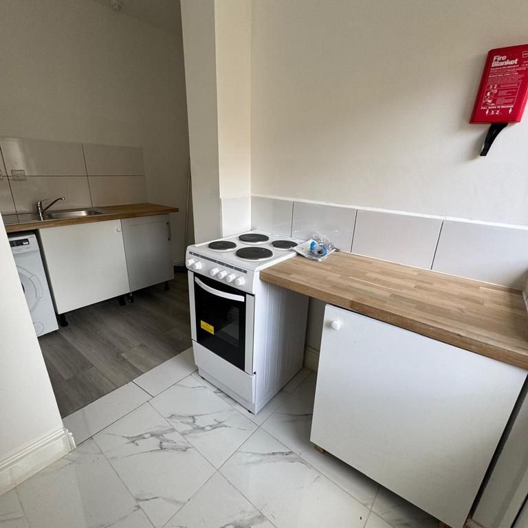 5 bedroom house of multiple occupation to rent - Photo 1
