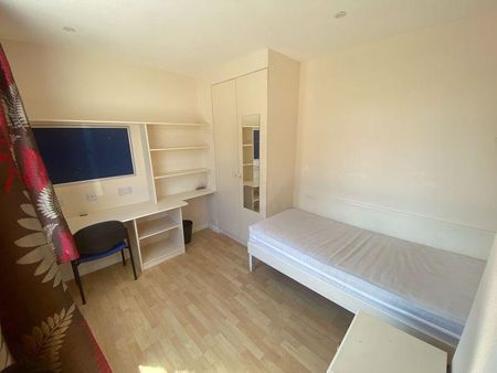 6 bedroom semi-detached house to rent - Photo 2