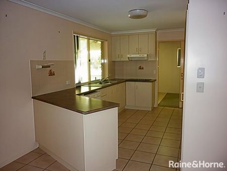 LOW SET FULLY FENCED FAMILY BRICK HOME - Photo 4