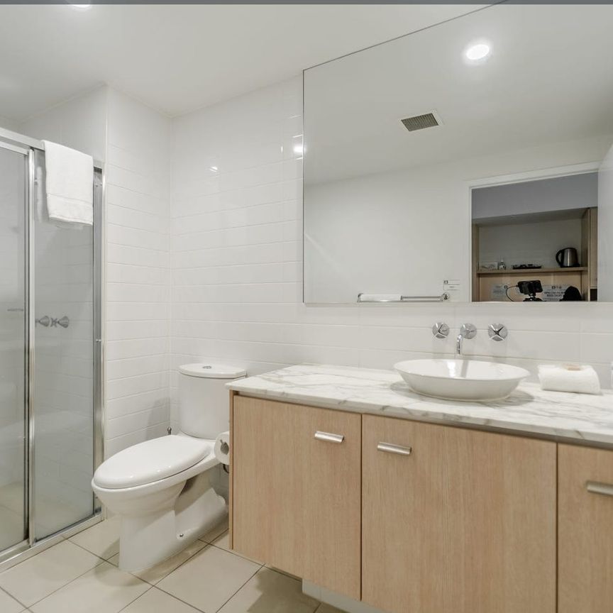 Stylish 1-Bedroom Apartment in Prime Varsity Lakes Location! - Photo 1