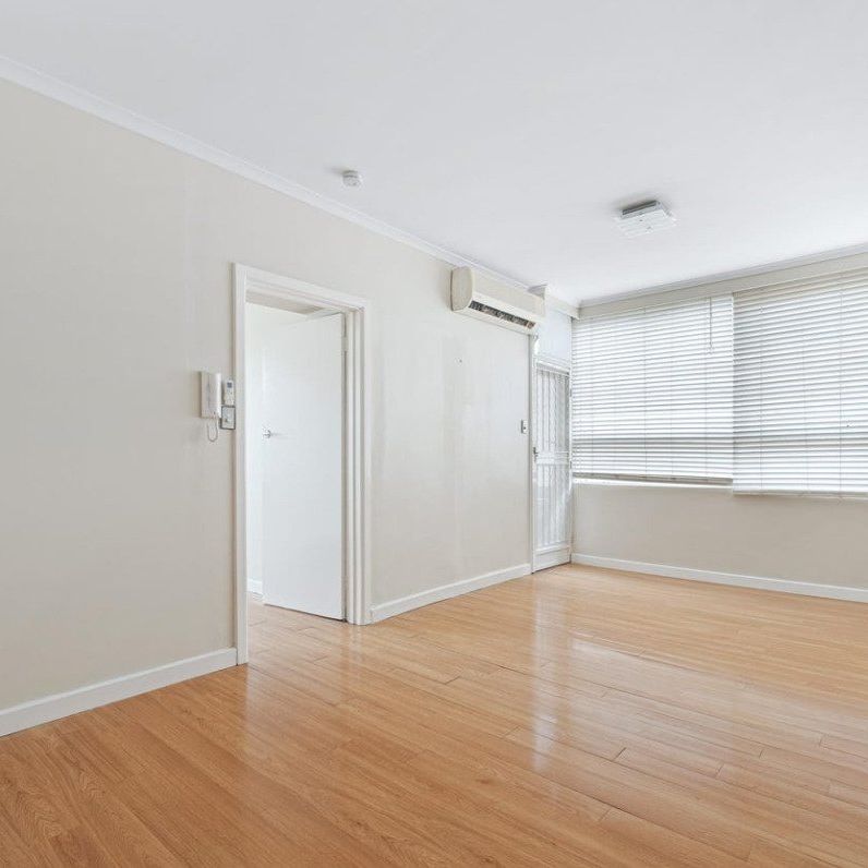 Comfortable living in boutique apartment - Photo 1