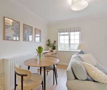 Beautifully presented one bedroom apartment in a gated Windsor deve... - Photo 2