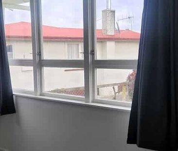 Tidy 3 bedroom family friendly house - Photo 2