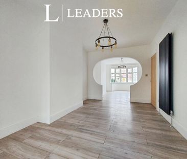 3 bedroom house to rent Parkstone Drive, SS2 - Photo 6