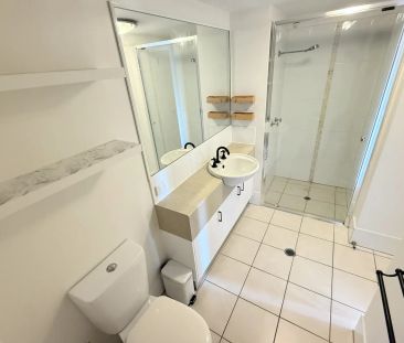 Prime location, modern apartment - Photo 2