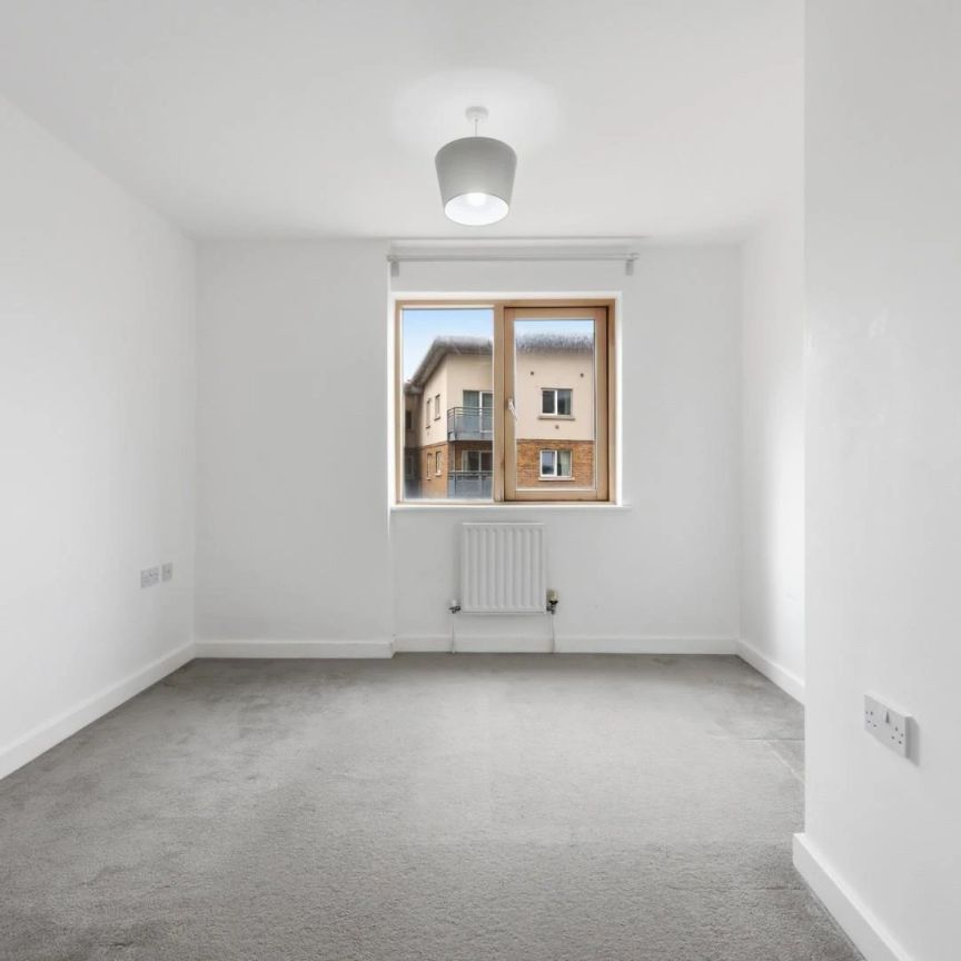 2 Bedroom Flat - Purpose Built - Photo 1