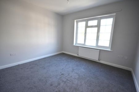 4 bedroom semi-detached house to rent - Photo 5