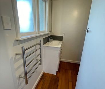 Sunny 1 bed home in Burwood - Photo 3