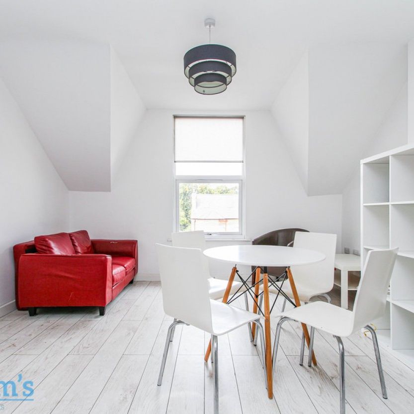 3 bed Flat for Rent - Photo 1