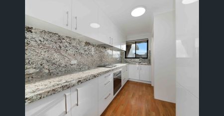 Light-Filled Apartment in Prime Beachside Location with Magnificent Coastal and Headland Views - Photo 4