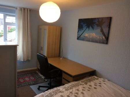 6 Bed End Terrace, Renelagh Gardens, SO15 - Photo 4