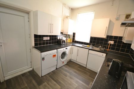 6 bed Mid Terraced House for Rent - Photo 2