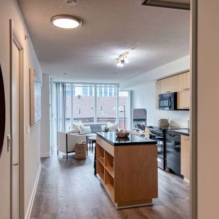 Spacious 2 Bed, 2 Bath in Queen West with Balcony and King Sized Prima - Photo 4