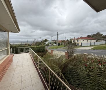 Feel at home, Living Here! - Photo 2