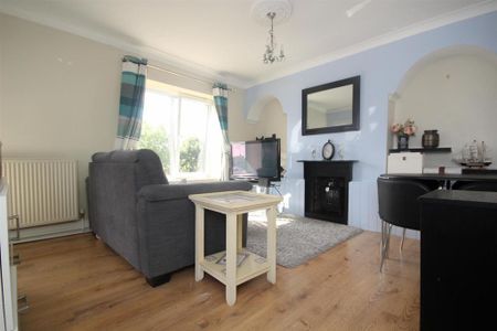 3 bedroom flat to rent - Photo 4