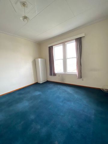 Super large 3 bedroom upstair apartment in Mt Vic - Photo 3